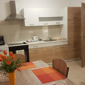  Apartment Orange Brist
