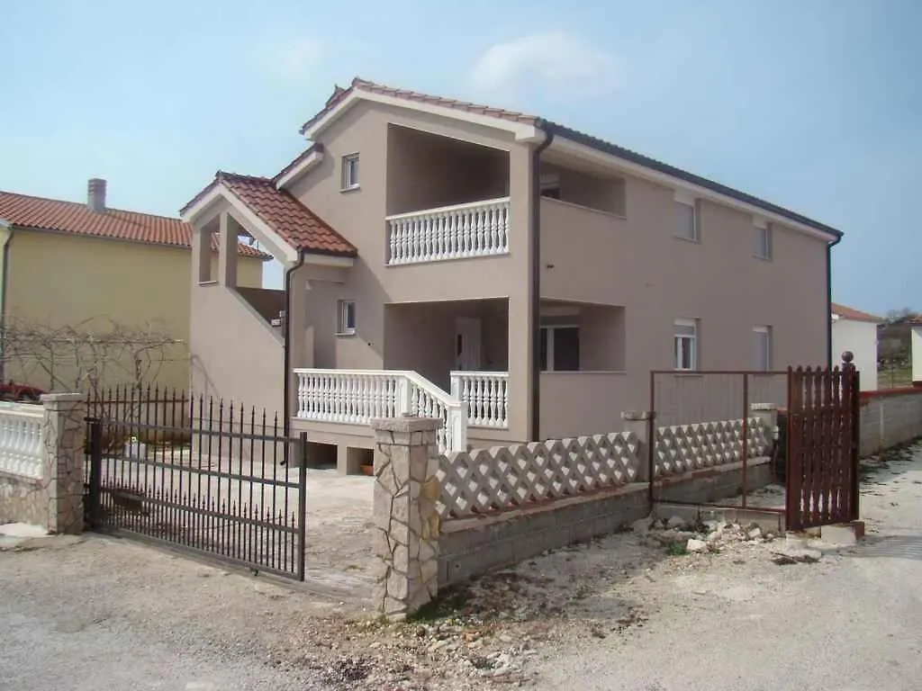 House And Apt. In Pula/Istrien 27345 Apartman